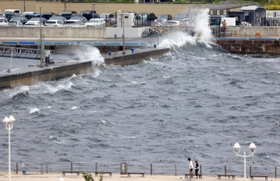 台風１４号接近で荒れる海＝１９日午後１時、神戸市中央区（撮影・吉田敦史）