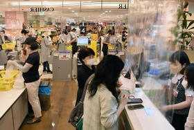 ３０日に閉店する「ＫＯＮＡＮ食彩館」。夕刻には地元の買い物客でにぎわう＝神戸市東灘区甲南町３