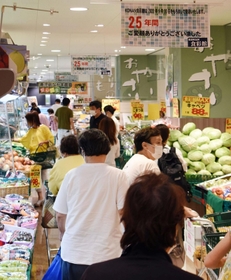 ３０日に閉店する「ＫＯＮＡＮ食彩館」。夕刻には地元の買い物客でにぎわう＝神戸市東灘区甲南町３