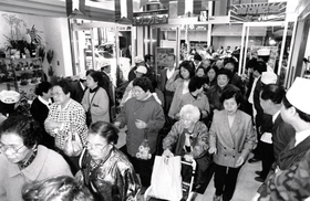 阪神・淡路大震災で全壊した「新甲南市場」。２年１０カ月ぶりに「ＫＯＮＡＮ食彩館」として再開し、多くの得意客が駆けつけた＝１９９７年１１月２０日、神戸市東灘区甲南町３