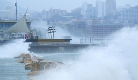台風１４号の強風にあおられて激しく波が打ちつける海岸＝１９日午後３時２分、明石市大蔵海岸通２、大蔵海岸公園（撮影・鈴木雅之）