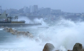 台風１４号の強風にあおられて激しく波が打ちつける海岸＝１９日午後３時２分、明石市大蔵海岸通２、大蔵海岸公園（撮影・鈴木雅之）