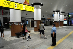 最終電車の出発直前、改札付近にいる人たちに声をかける駅員＝１９日午後５時半、ＪＲ神戸駅