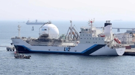 実証実験で豪州から帰港した液化水素運搬船＝３月、神戸市中央区神戸空港（撮影・辰巳直之）