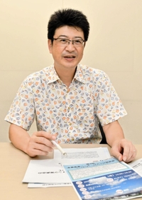 水素ビジネス参入の支援について説明する日村健二室長＝大阪市中央区