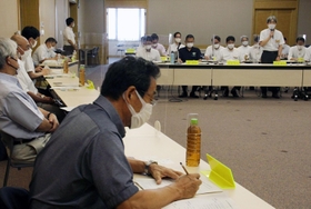 分収造林事業について議論する委員ら＝神戸市中央区北長狭通５