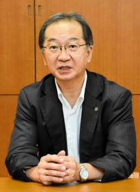 会見で意気込みを語る遠藤邦彦所長＝神戸地裁