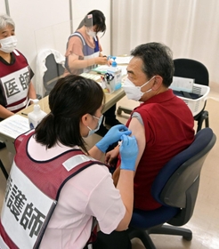 兵庫県の大規模接種会場で始まった新型コロナウイルスの新ワクチン接種＝２３日午後、県宝塚総合庁舎（撮影・秋山亮太）