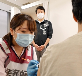 兵庫県で始まった新型コロナウイルスのオミクロン株に対応した新ワクチン接種。斎藤元彦知事も視察に訪れた＝２３日午後、宝塚市旭町２、県宝塚総合庁舎（撮影・秋山亮太）
