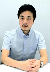 安倍晋三元首相の国葬について語る高原耕平さん＝神戸新聞社