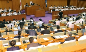 議論が交わされる兵庫県議会の議場。原吉三県議の座席（後列中央）はこの１年、無人が続く＝２０２１年９月、神戸市中央区下山手通５