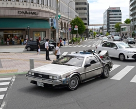 神戸の街中を駆ける映画「バック・トゥ・ザ・フューチャー」のタイムマシーン「デロリアン」＝神戸市中央区（撮影・秋山亮太）