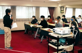 ５月の講習会では日本スポーツ協会公認の資格取得を目指す参加者らが競技のジャンルを問わずに必要な知識を学んだ＝神戸市中央区下山手通４、兵庫県民会館