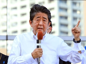 銃撃される前日、参院選の応援演説で兵庫に立ち寄った安倍晋三元首相＝７月７日、神戸市内