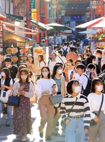 ３連休最終日に神戸・南京町で散策や食べ歩きを楽しむ人たち＝２５日午後、神戸市中央区（撮影・吉田敦史）