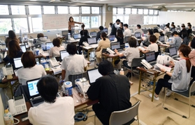 オンラインでの登録申請を受け、内容を確認する「陽性者登録支援センター」の担当者ら＝２６日午前、神戸市中央区東川崎町１（撮影・三津山朋彦）