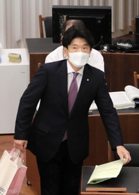 議場に入る服部千秋・太子町長＝２６日午前、兵庫県太子町（撮影・大山伸一郎）