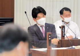 不信任決議案が提出され、各議員の討論を厳しい表情で聞く服部千秋町長＝２６日午後、兵庫県太子町鵤、町議会議場