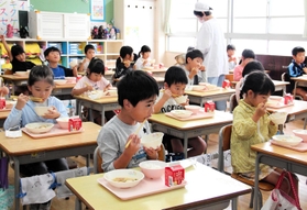 学校給食を楽しむ児童。食品値上げに対応しつつ、鶏肉を使った兵庫県北部の郷土料理「じゃぶ」を提供するなど食育にも力を入れる＝姫路市御国野町御着