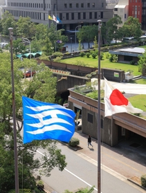安倍晋三氏の国葬に合わせて兵庫県庁や県警で掲げられた半旗＝２７日午前、神戸市中央区下山手通４（撮影・吉田敦史）