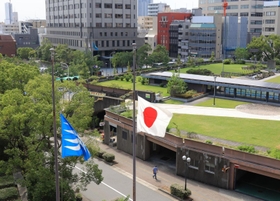 安倍晋三氏の国葬に合わせて兵庫県庁や県警で掲げられた半旗＝２７日午前、神戸市中央区下山手通４（撮影・吉田敦史）