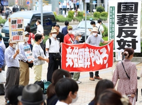 安倍晋三元首相の国葬に合わせ、街頭で繰り広げられた抗議集会＝２７日午後、神戸市中央区三宮町１（撮影・吉田敦史）
