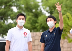 連携会議を前に、人と防災未来センターを視察する吉村洋文大阪府知事（左）と斎藤元彦兵庫県知事＝神戸市中央区脇浜海岸通１（撮影・中西幸大）