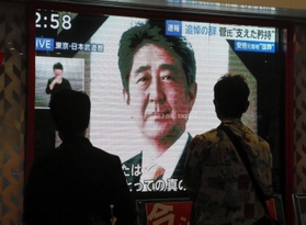 足を止め、安倍氏国葬のテレビ中継を見守る通行人＝２７日午後、神戸市中央区琴ノ緒町５