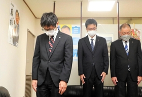 安倍晋三元首相のポスターが掲げられた一室で国葬のテレビ中継を流し、黙とうをささげる自民党兵庫県支部連合会の職員ら＝２７日午後、神戸市中央区中山手通５