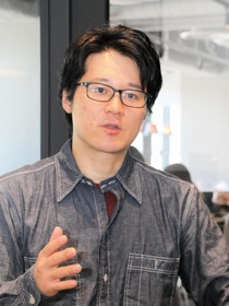国葬に対する賛否の背景を語る山本昭宏准教授＝神戸市内