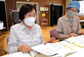 「コスモスの会」の日本語教室で学ぶ中国残留孤児の松倉秀子さん（左）＝尼崎市東難波町２
