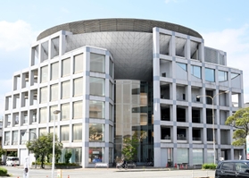 ユニークな外観が目を引く姫路市立図書館広畑分館＝姫路市広畑区正門通３（撮影・坂井萌香）