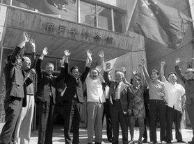 日中国交正常化を祝う神戸華僑連誼会のメンバー＝１９７２年９月２９日、神戸市内