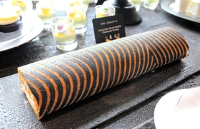 黒と黄色で虎の皮をイメージしたロールケーキ「タイガー・キャロットケーキ」（コンラッド大阪）