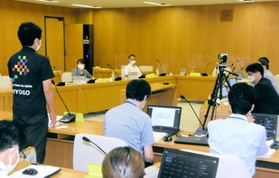 市街化調整区域の在り方を議論する兵庫県都市計画審議会専門委員会の初会合。斎藤元彦知事があいさつした＝県庁