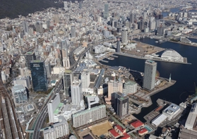 全面開業から３０周年を迎える神戸ハーバーランド。臨海部の「西の拠点」としてさらなる活性化が期待される＝２０２２年１月、神戸港上空から撮影