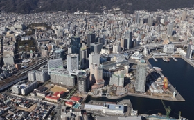 全面開業から３０周年を迎える神戸ハーバーランド。臨海部の「西の拠点」としてさらなる活性化が期待される＝２０２２年１月、神戸港上空から撮影