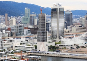 改修工事中の神戸ポートタワー＝２９日午後、神戸市中央区東川崎町１から（撮影・吉田敦史）
