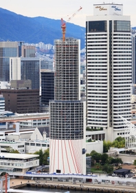 改修工事中の神戸ポートタワー＝２９日午後、神戸市中央区
