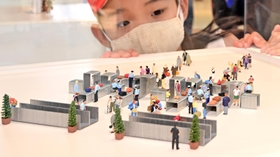 ホッチキスの芯を用いて空港の保安検査場などを表現した作品「検査態勢マックス」＝神戸空港（撮影・坂井萌香）