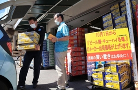 値上げを前に、酒販店には駆け込みでビールを買い込む人が次々と訪れた＝３０日午後、神戸市灘区弓木町３、セラーハウス六甲道店（撮影・鈴木雅之）