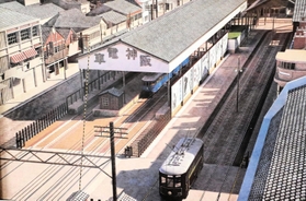 現在の神戸三宮駅の少し南で、隣を神戸市電も走っていた「阪神滝道駅」の風景を再現した作品