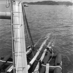 敷設船上で溶接され、船尾から次々と海底に沈められるパイプ＝１９８３（昭和５８）年４月８日、飾磨郡（姫路市）家島沖、油島丸船上
