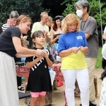 交流会でビンゴゲームを楽しむウクライナからの避難者ら＝神戸市須磨区