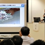 ドローンサミットの自治体会議で取り組みを発表する兵庫県産業労働部の竹村英樹部長＝神戸市中央区港島中町６、神戸国際展示場