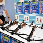 兵庫県警が所有者から回収したクロスボウ＝県警本部