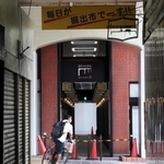 シャッターが下ろされた「モトコー４番街」の通り（手前）の先に、装いを変えた「３番街」が見える＝神戸市中央区元町高架通