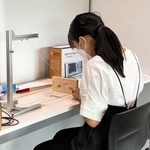 振り子の実験に集中する生徒＝アクリエひめじ