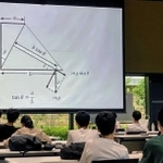 問題の解説を聞く生徒たち＝アクリエひめじ