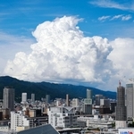 神戸の街と入道雲。夏の終わりを告げるかのように雄大な姿を見せていた＝３日午後、神戸市中央区東川崎町１から撮影